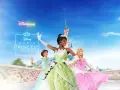 Drei Disney Prinzessinnen, Tiana, Jasmine und Aurora, tanzen vor dem Schloss in Disneyland Paris.