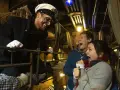 Gruselige Begegnung auf der Bavaria Filmstadt Spooky Tour. Ein Schauspieler mit blutigem Gesicht erschreckt ein Paar.