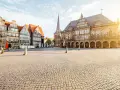 Bremen Marktplatz mit Rathaus & St. Petri Dom. Hier kann man in Bremen viel entdecken, z.B. die historische Architektur.