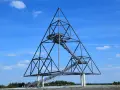 Der Tetraeder Bottrop mit seinen begehbaren Treppen ragt in den blauen Himmel.