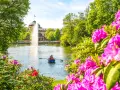Bootsfahrt auf dem See mit Brunnen im Hintergrund – eine schöne Idee für Wiesbaden Unternehmungen.