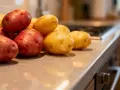 Ein Haufen roter und gelber Kartoffeln liegt auf einer Arbeitsplatte, bereit für ein köstliches Gericht in einem Kartoffel-Restaurant.