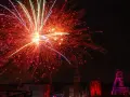 Feuerwerk über Herten: Ein Spektakel, das an eine Extraschicht der Freude erinnert. Rote und gelbe Funken sprühen, während ein Förderturm in Pink leuchtet.