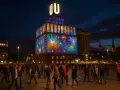 Feuerwerk-Projektion auf einem Gebäude während der Nacht der Museen Dortmund. Menschenmassen beleben den Platz.