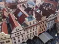 Blick über rote Dächer und bunte Fassaden in Prag. Ein Highlight der Stadt.