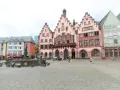 Der Römerberg in Frankfurt, ein lebhafter markt, mit historischen Gebäuden und Menschen, die die Atmosphäre genießen.