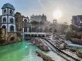 Wasserbahn im Phantasialand mit Glockenturm und Felsenlandschaft. Tolle Phantasialand Tipps für einen unvergesslichen Tag!