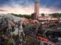 Achtung, **Phantasialand Geburtstagskinder**! Die Achterbahn rast durch eine mittelalterliche Kulisse mit Burg und Felsen.