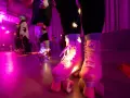 Rollschuh-Spaß auf der Zollverein Rollschuhbahn im Neonlicht. Bunte Lichter schmücken die Rollschuhe, während die Skater über den Boden gleiten.