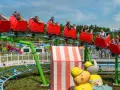 Familien genießen eine Fahrt auf der Achterbahn im Legoland Peppa Pig Land.