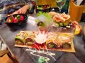 Köstliches vegetarisches Sushi mit Avocado und bunten Gemüsesorten, serviert mit Rauch-Effekt. Ein Genuss für Augen und Gaumen in diesem **restaurant vegetarisch**.