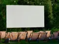 Leere Liegestühle warten auf Besucher vor einer Leinwand im **Open Air Kino Ruhrgebiet**.