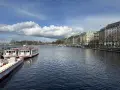 Hamburgs Alster mit Booten und prächtigen Gebäuden – ein Muss, was man in Hamburg gesehen haben muss.