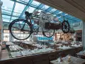 Einzigartiges Ambiente im Bell Rock Restaurant. Die Speisekarte wartet in einem Raum mit Deckeninstallationen, die an Schiffe und Fahrräder erinnern.