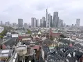 Blick über Frankfurt: Historische Fachwerkhäuser treffen auf moderne Wolkenkratzer. Hier sieht man, was man in Frankfurt machen kann: Kultur, Geschichte und Zukunft vereint.