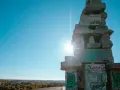 Sonnenstrahlen brechen durch eine Betonkonstruktion auf der Halde Rheinelbe, die mit Graffiti übersät ist.
