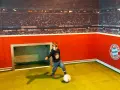 Kleiner Junge feiert seinen Allianz Arena Kindergeburtstag und kickt im FC Bayern Trikot.