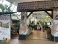Im Center Parcs Restaurant "Evergreenz" lockt ein Buffet. Eine Frau im Sommerkleid geht vorbei.