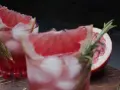 Erfrischende sommer drinks mit tonic water, Eiswürfeln und Grapefruit-Garnitur. Ein Hauch Rosmarin rundet das Bild ab.