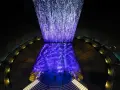 Im Gasometer Oberhausen erstrahlt eine Projektion aus tausenden Lichtpunkten, die wie ein Sternenhimmel oder ein Wasserfall wirken.