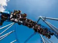 Achtung, Achterbahn! Besucher im Europa-Park erleben einen neuen Rekordtag. Die Blue Fire Megacoaster-Bahn rast mit vielen begeisterten Gästen durch die Lüfte.