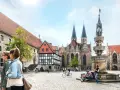 Bummel über den historischen Platz in Braunschweig mit Dom und Brunnen. Hier kann man viel entdecken, was man in Braunschweig machen kann.