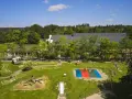 Der neuer Center Parcs Schwarzwald bietet Spaß für die ganze Familie: Minigolf, Spielplatz und bunte Hüpfkissen.