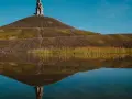 Die Himmelstreppe Gelsenkirchen spiegelt sich im Wasser. Ein Kunstwerk auf einer Halde.