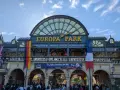 Einlass zum Europa-Park mit Fahnen und jubelnden Besuchern.