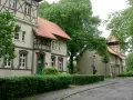 Fachwerkhäuser in der alten Kolonie Eving, umgeben von üppigem Grün und Bäumen.