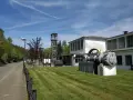 Ein historisches Bergwerk lädt zum Bergwerk besichtigen ein. Eine Förderturmanlage und alte Maschinen stehen vor dem Gebäude.