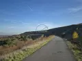 Weg zur Halde Hoheward mit der markanten Skulptur "Himmelspiegel" im Hintergrund.