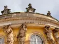 Sanssouci Palast in Potsdam: Was kann man in Potsdam machen? Statuen und Architektur bestaunen.