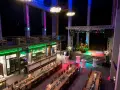 Festliche Weihnachtsstimmung in der Motorworld Zeche Ewald: festlich geschmückte Tische, Bühne mit Weihnachtsbäumen und stimmungsvolle Beleuchtung.