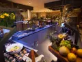 Ein üppiger Bell Rock Buffet-Tisch mit frischem Obst, Salaten und Desserts, dekoriert mit Sonnenblumen.