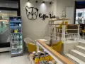 Gemütliche Sitzgelegenheiten und ein Kühlschrank voller Getränke im Copenhagen Coffee Lab.