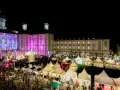 Einzigartiger Weihnachtsmarkt Bensberg vor beleuchtetem Schloss. Viele Stände und ein großer Weihnachtsbaum laden zum Bummeln ein.