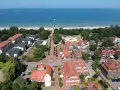 Luftaufnahme der Boltenhagen Innenstadt mit Blick auf den belebten Strand und die Ostsee.
