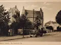 Alte Ansicht der Templiner Altstadt mit einem historischen Auto auf der Straße und markanten Gebäuden im Hintergrund.