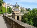 Spaziergang auf dem Chemin de la Corniche in Luxemburg. Hier kann man die Altstadt, Festungsanlagen und moderne Gebäude bestaunen.