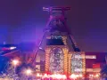 Zeche Zollverein in Essen, illuminiert mit Projektionen. Ein Fest für die Augen, fast wie ein **extraschicht essen** für die Seele.