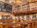 Ein Restaurant mit Wikingerschiff-Deko. Die "Bubba Svens Rezensionen" sind positiv, das Ambiente ist maritim und gemütlich.