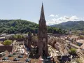 Blick auf den Freiburger Münsterplatz mit Marktständen. Hier kann man in Freiburg viel entdecken, von der beeindruckenden Architektur bis zum lebhaften Treiben.