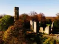 Herbstliche Szene mit dem alten Turm und Ruinen der **Dortmund Syburg** im warmen Licht.