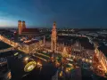 Beleuchtetes Rathaus und Christkindlmarkt in München, ein perfekter Ort für Munich Sightseeing bei Nacht.