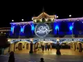 Disneyland Paris im Winter, festlich beleuchtet mit der Zahl 25 und einer Fee.