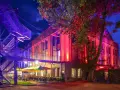 Abendstimmung mit bunten Lichtern und einer Treppe, die zum "Extraschicht Dorsten" führt.