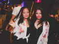 Zwei Frauen mit gruseligen Halloween-Schminkereien und blutigen Outfits feiern in der Halle Tor 2.