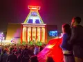 Ein Paar genießt die stimmungsvolle Nachtveranstaltung "Extraschicht Bochum" vor dem beleuchteten Deutschen Bergbau-Museum.