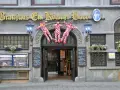 Drei Clowns hängen vor dem Brauhaus Em Kölsche Boor. Wann wird der Nubbel verbrannt? Bald, wenn die Karnevalszeit beginnt!